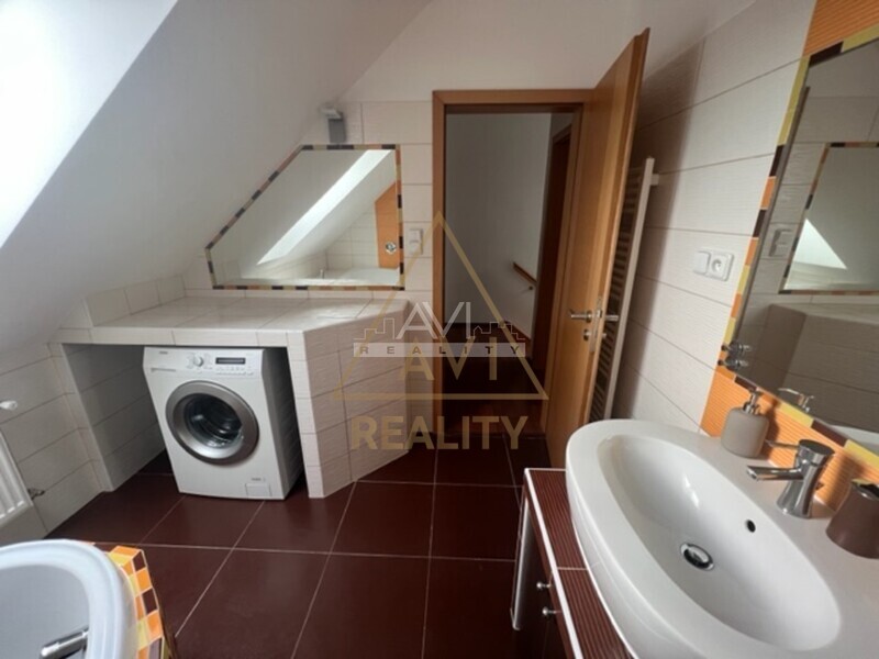 Pronájem mezonetového bytu 2+kk 60m2 Zdiměřice garáž