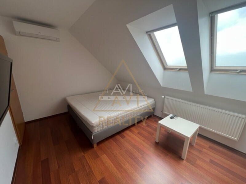 Pronájem mezonetového bytu 2+kk 60m2 Zdiměřice garáž