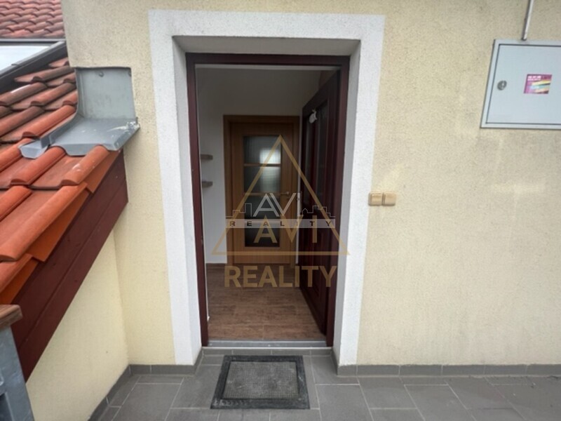 Pronájem mezonetového bytu 2+kk 60m2 Zdiměřice garáž