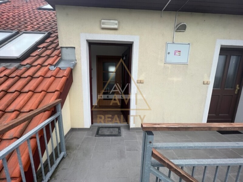 Pronájem mezonetového bytu 2+kk 60m2 Zdiměřice garáž