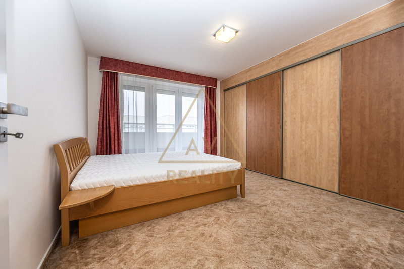 Pronájem bytu 3+1 100m2 + 86m2 terasa parkovací stání P10 Záběhlice