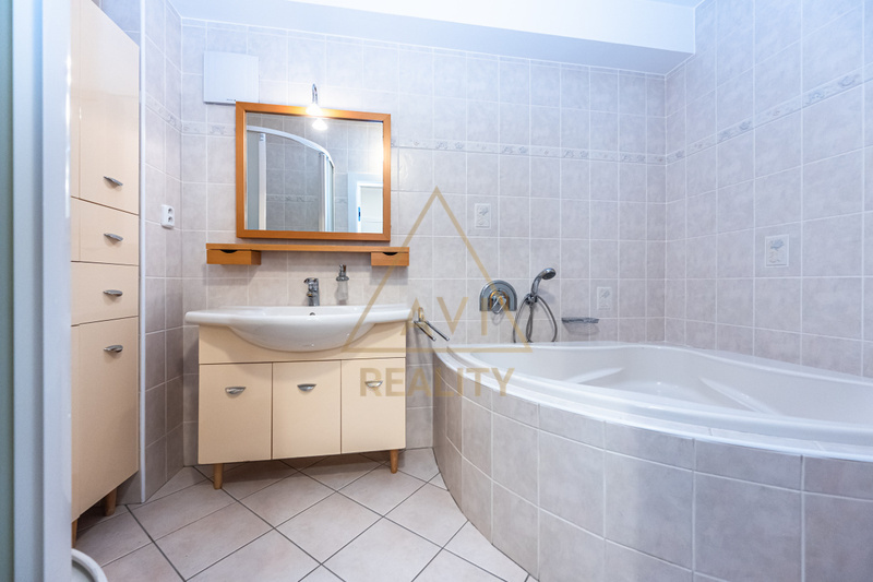 Pronájem bytu 3+1 100m2 + 86m2 terasa parkovací stání P10 Záběhlice