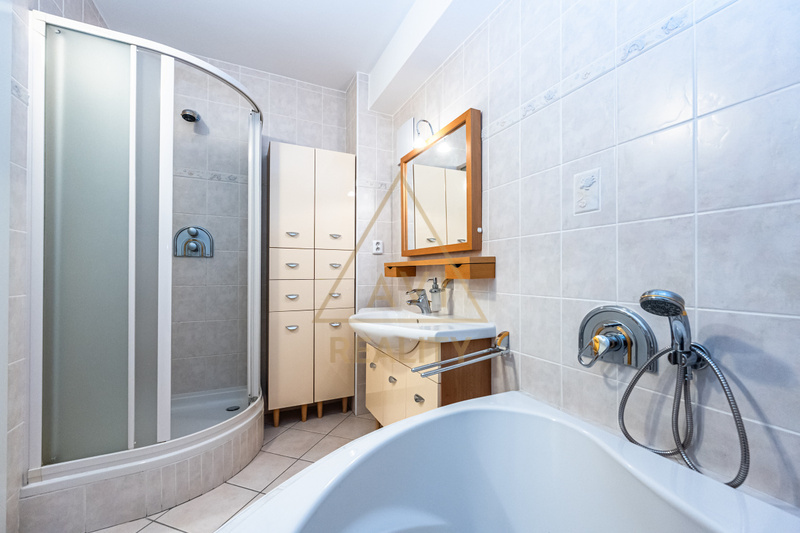 Pronájem bytu 3+1 100m2 + 86m2 terasa parkovací stání P10 Záběhlice