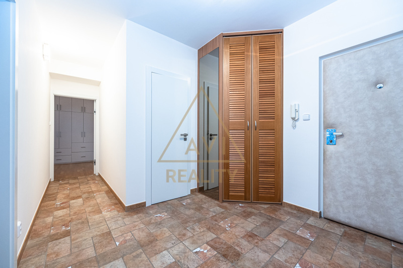 Pronájem bytu 3+1 100m2 + 86m2 terasa parkovací stání P10 Záběhlice