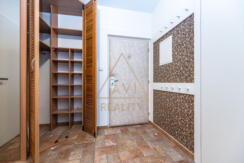 Pronájem bytu 3+1 100m2 + 86m2 terasa parkovací stání P10 Záběhlice