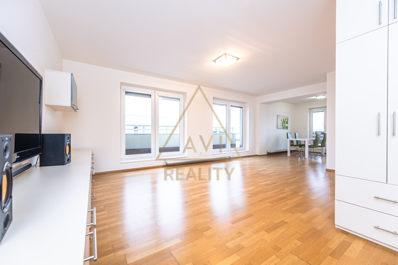 Pronájem bytu 3+1 100m2 + 86m2 terasa parkovací stání P10 Záběhlice