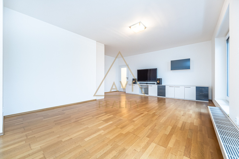 Pronájem bytu 3+1 100m2 + 86m2 terasa parkovací stání P10 Záběhlice