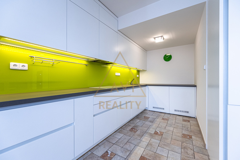 Pronájem bytu 3+1 100m2 + 86m2 terasa parkovací stání P10 Záběhlice