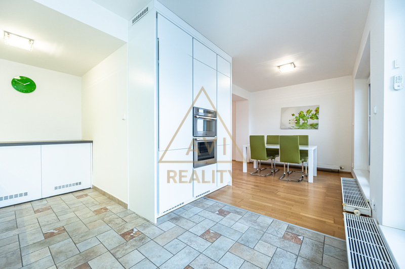 Pronájem bytu 3+1 100m2 + 86m2 terasa parkovací stání P10 Záběhlice