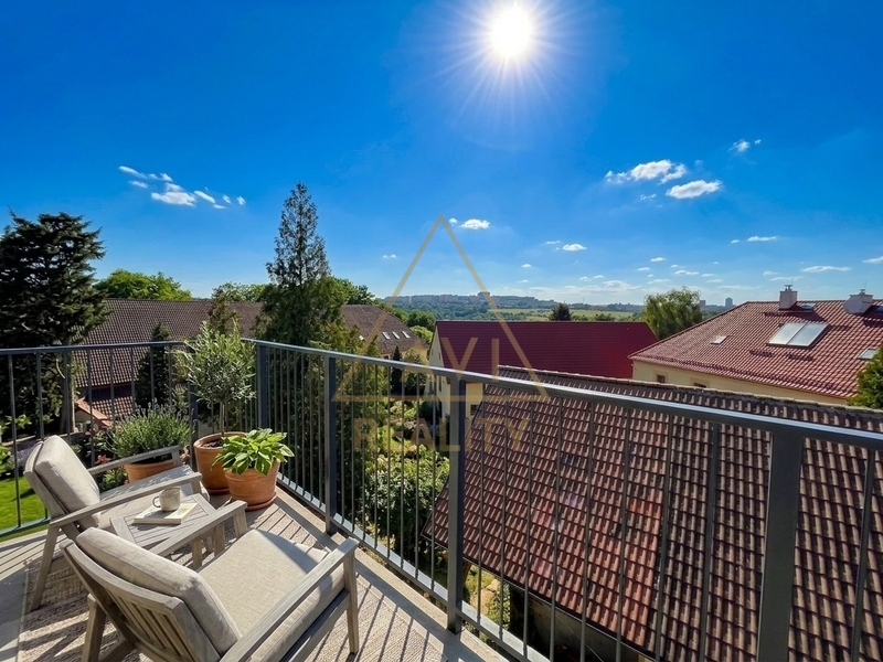 Prodej podkrovního bytu 4+kk 128m2 + 4 balkóny náměstí Pod Lípou Praha - Holyně