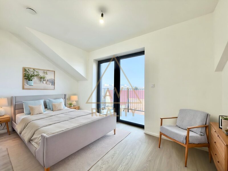 Prodej podkrovního bytu 4+kk 128m2 + 4 balkóny náměstí Pod Lípou Praha - Holyně