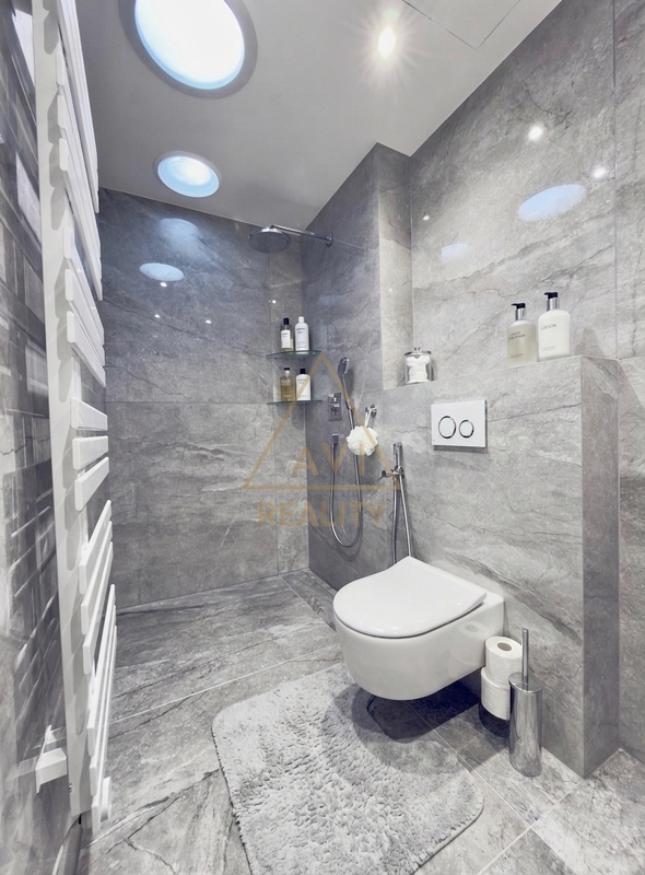 Prodej podkrovního bytu 4+kk 128m2 + 4 balkóny náměstí Pod Lípou Praha - Holyně