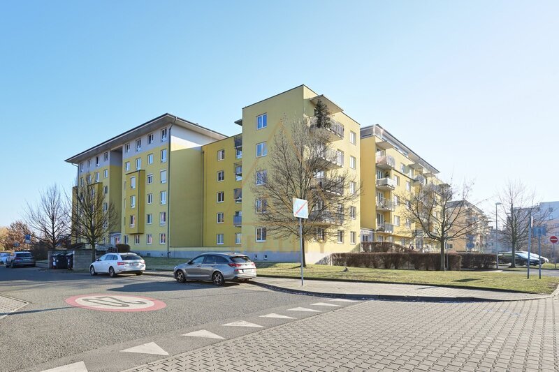 Prodej bytu 2+kk s balkonem a parkovacím stáním P9 Čakovice