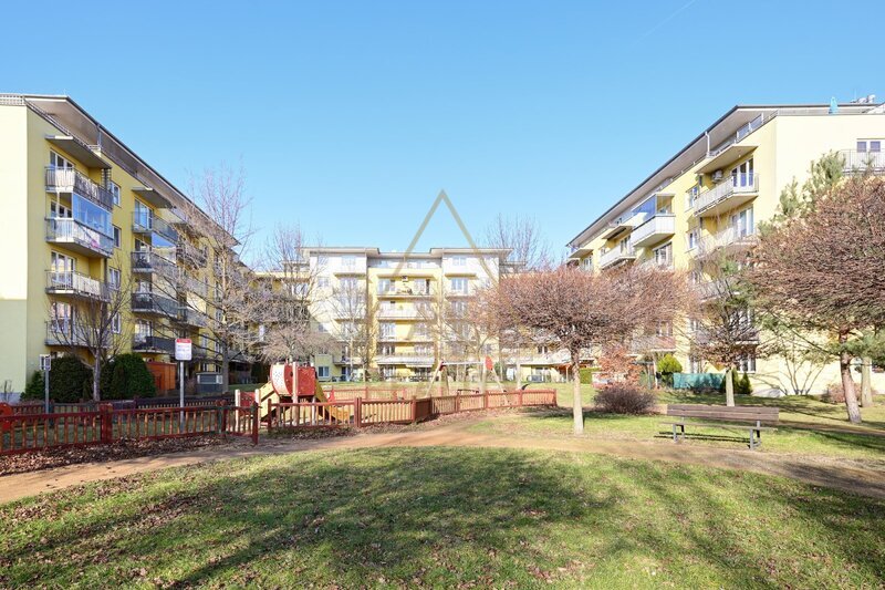 Prodej bytu 2+kk s balkonem a parkovacím stáním P9 Čakovice