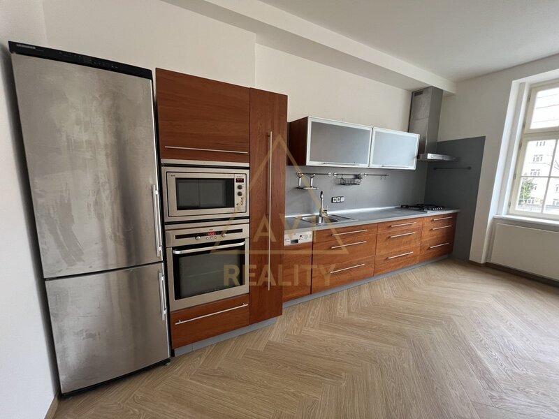 Pronájem bytu 2+kk 56m2 P6 Bubeneč parkovací stání rekonstrukce