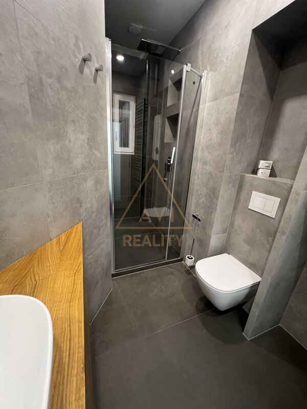 Pronájem bytu 2+kk 56m2 P6 Bubeneč parkovací stání rekonstrukce