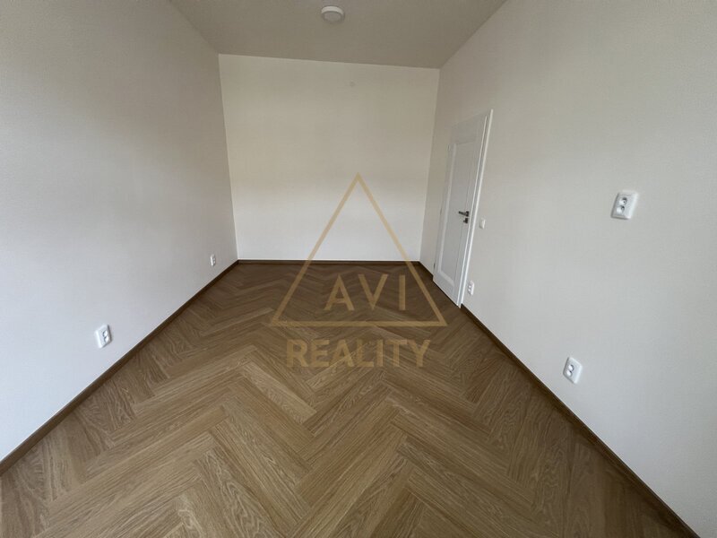 Pronájem bytu 2+kk 56m2 P6 Bubeneč parkovací stání rekonstrukce