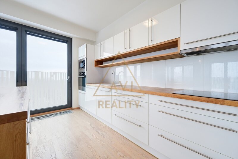 Pronájem bytu 3+kk 86m2 uzamykatelná garáž Garden Towers P3 Žižkov