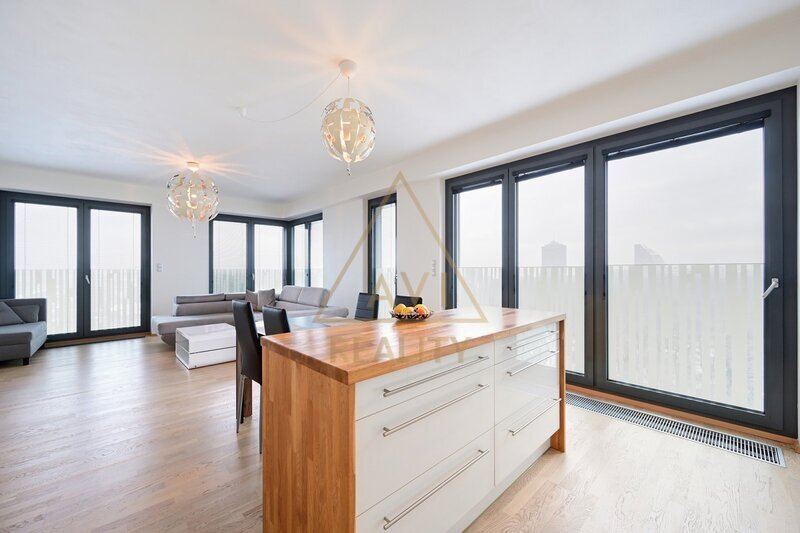 Pronájem bytu 3+kk 86m2 uzamykatelná garáž Garden Towers P3 Žižkov