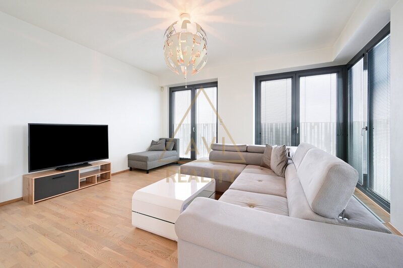 Pronájem bytu 3+kk 86m2 uzamykatelná garáž Garden Towers P3 Žižkov