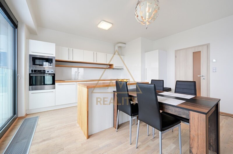 Pronájem bytu 3+kk 86m2 uzamykatelná garáž Garden Towers P3 Žižkov