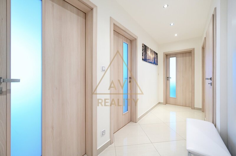 Pronájem bytu 3+kk 86m2 uzamykatelná garáž Garden Towers P3 Žižkov