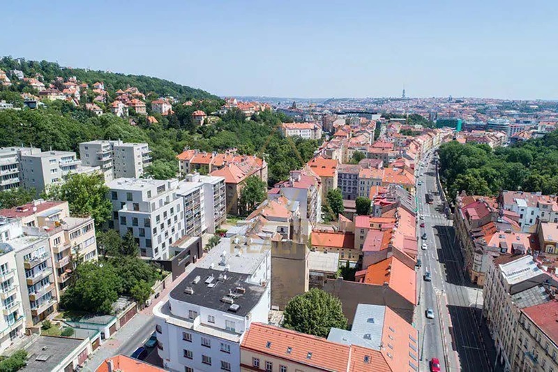 Pronájem 2+kk s terasou, zimní zahradou, vířivkou a parkovacím stáním