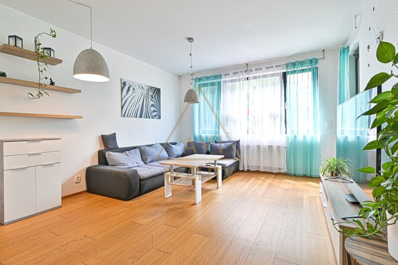 Prodej moderního bytu OV 2+kk s předzahrádkou a garáží – Poštova Nové Chabry Praha 8