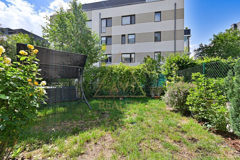 Prodej moderního bytu OV 2+kk s předzahrádkou a garáží – Poštova Nové Chabry Praha 8