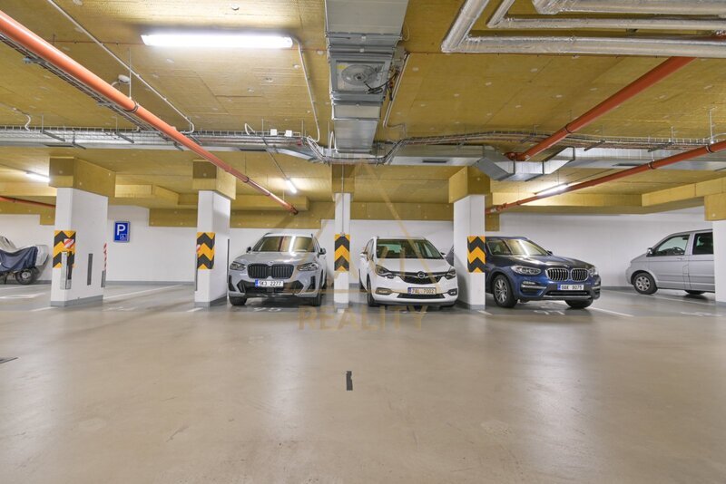 Prodej moderního bytu OV 2+kk s předzahrádkou a garáží – Poštova Nové Chabry Praha 8