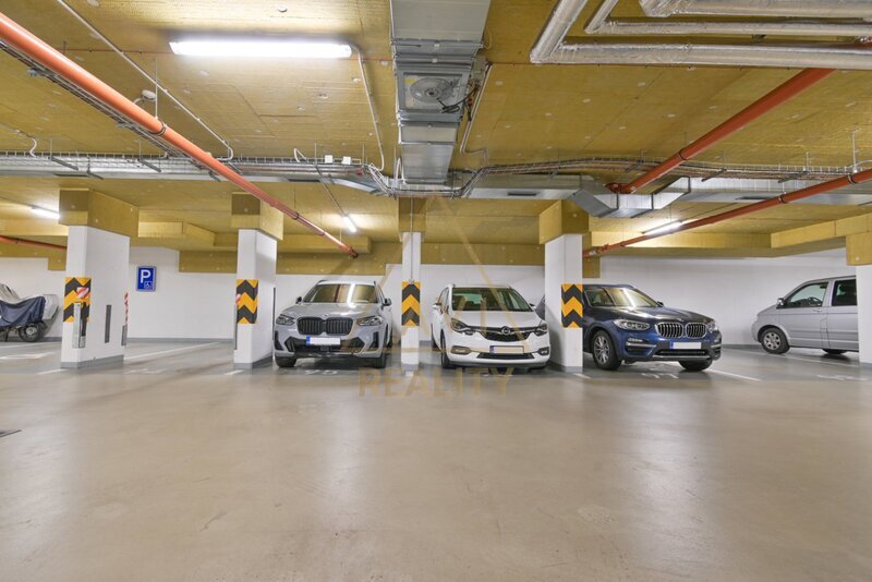 Prodej moderního bytu OV 2+kk s předzahrádkou a garáží – Poštova Nové Chabry Praha 8